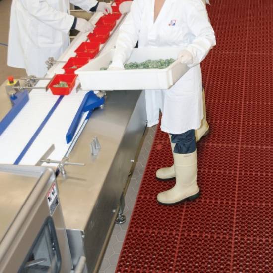 Teška i masivna nitrilna podloga Sanitop Delux Red debljine 20mm u upotrebi na podu industrijskog pogona za preradu hrane.