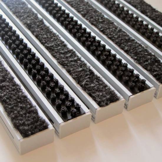 Ugradni aluminijumski otirač model sa kombinacijom lamelica Ugradni aluminijumski otirač u kombinaciji lamelica