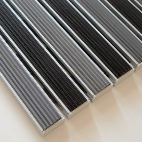 Ugradni aluminijumski otirač model sa gumenim lamelicama Ugradni aluminijumski otirač sa gumenim lamelicama