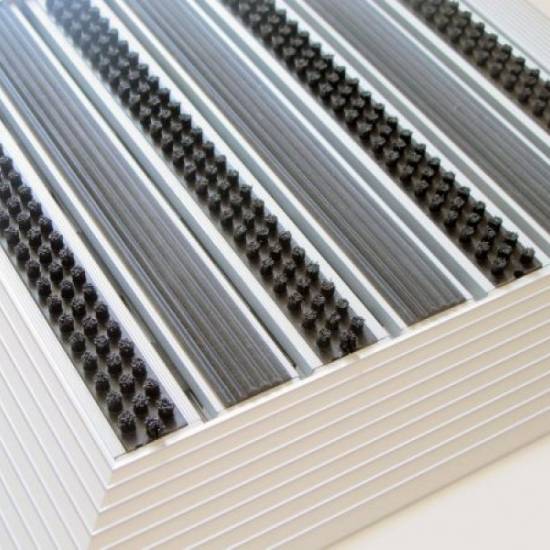 Nadgradni aluminijumski otirač sa četka-guma lajsnama Nadgradni aluminijumski otirač sa četkom i gumom
