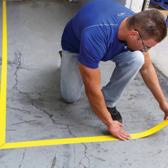 Polimer traka za podove je pvc, u obliku linije, jednobojna, žuta boja