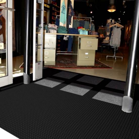 Master Flex D12 gumeni modularni otirač na ulaznim vratima butika Master Flex D12 gumeni modularni otirač na ulazu u butik