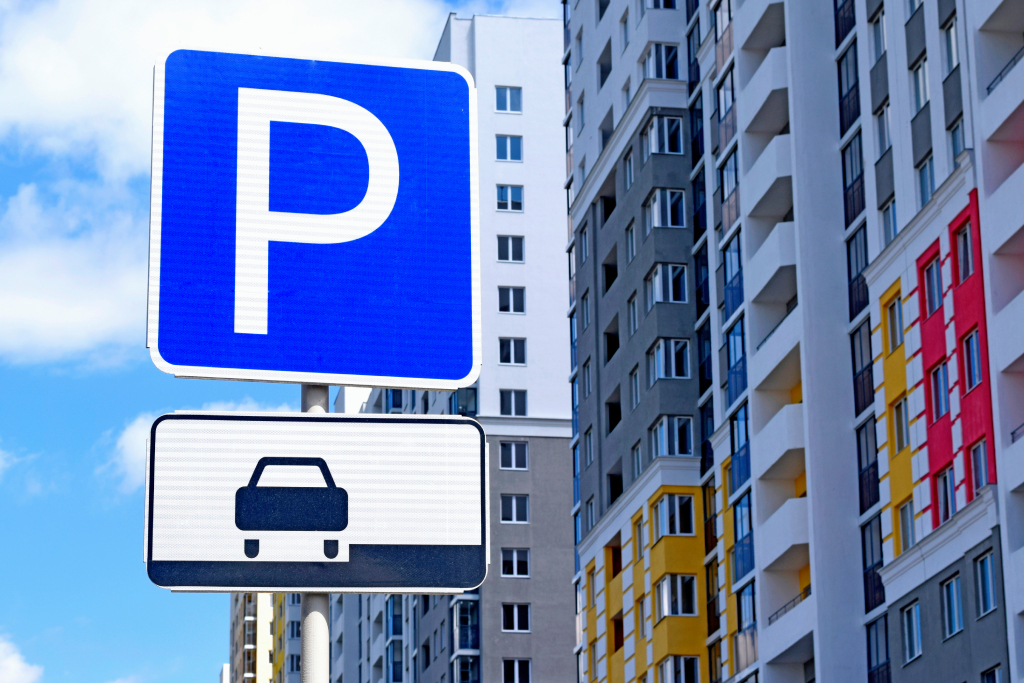 Parking ispred kuće i zgrade - Zakon, kome pripada i kako sprečiti nepropisno parkiranje