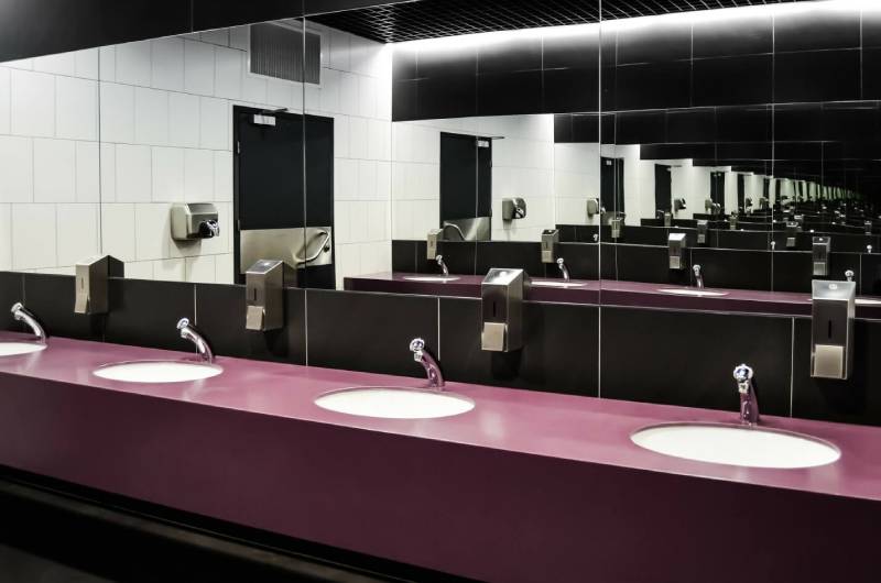 moderno-opremljen-javni-toalet