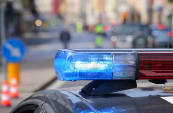 saobraćajna situacija sa policijom koja ukazuje na pogrešno tumačenje znakova