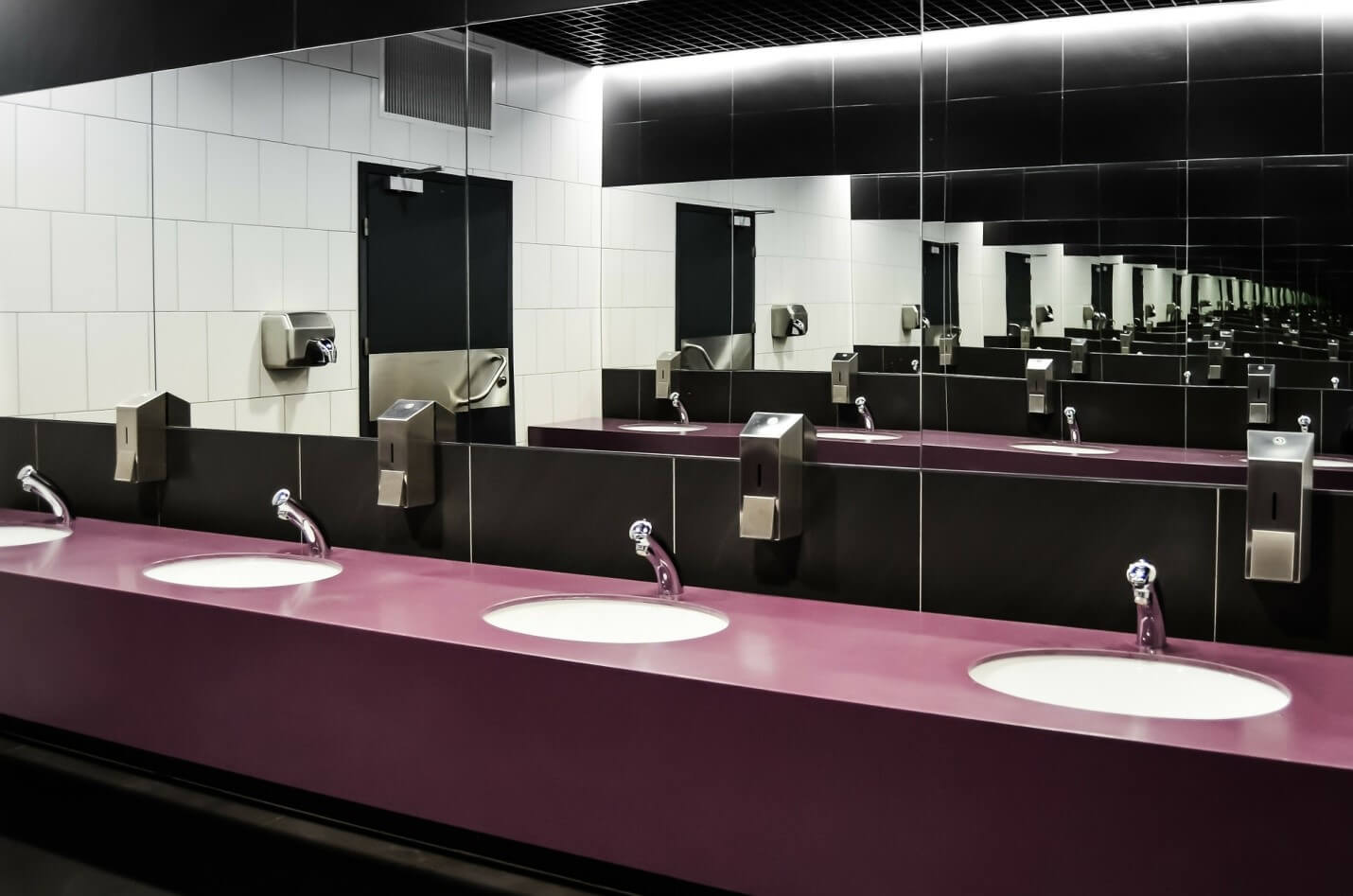 Enterijer toaleta postaje sve važniji estetski element poslovnih prostora Pri uređenju ambijenta toaleta treba voditi računa o svim detaljima